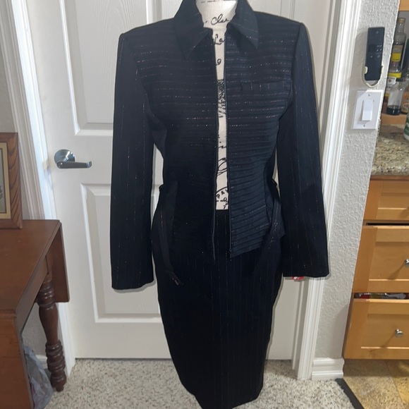 Lined Metallic pink pinstripe 3 piece Elizabeth Wessel Suit - Picture 3 of 17